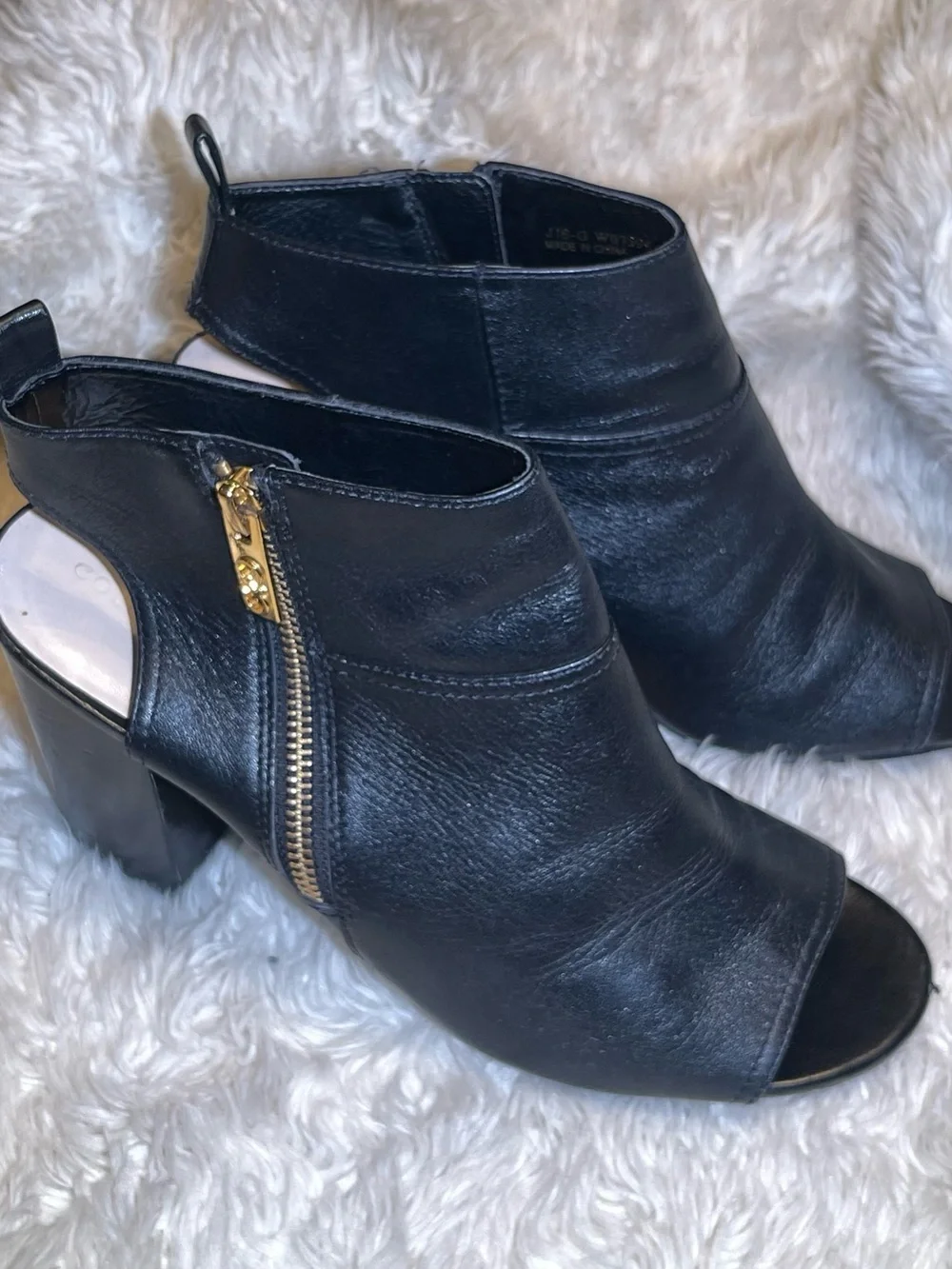 Cole haan women’s Black Open-Toe Leather Sandals size 8